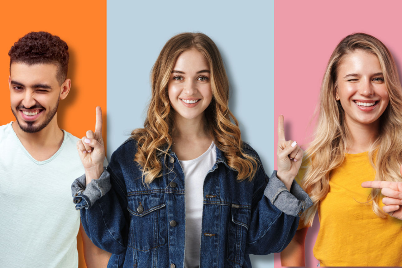 Lachende Frau mit Freunden