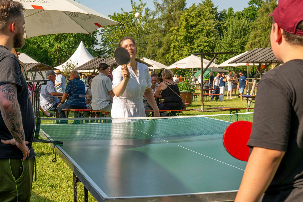 Jugendliche haben Spaß an der Tischtennisplatte