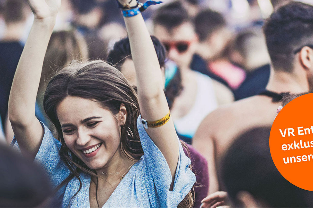 Tanzende Frau in der Menge