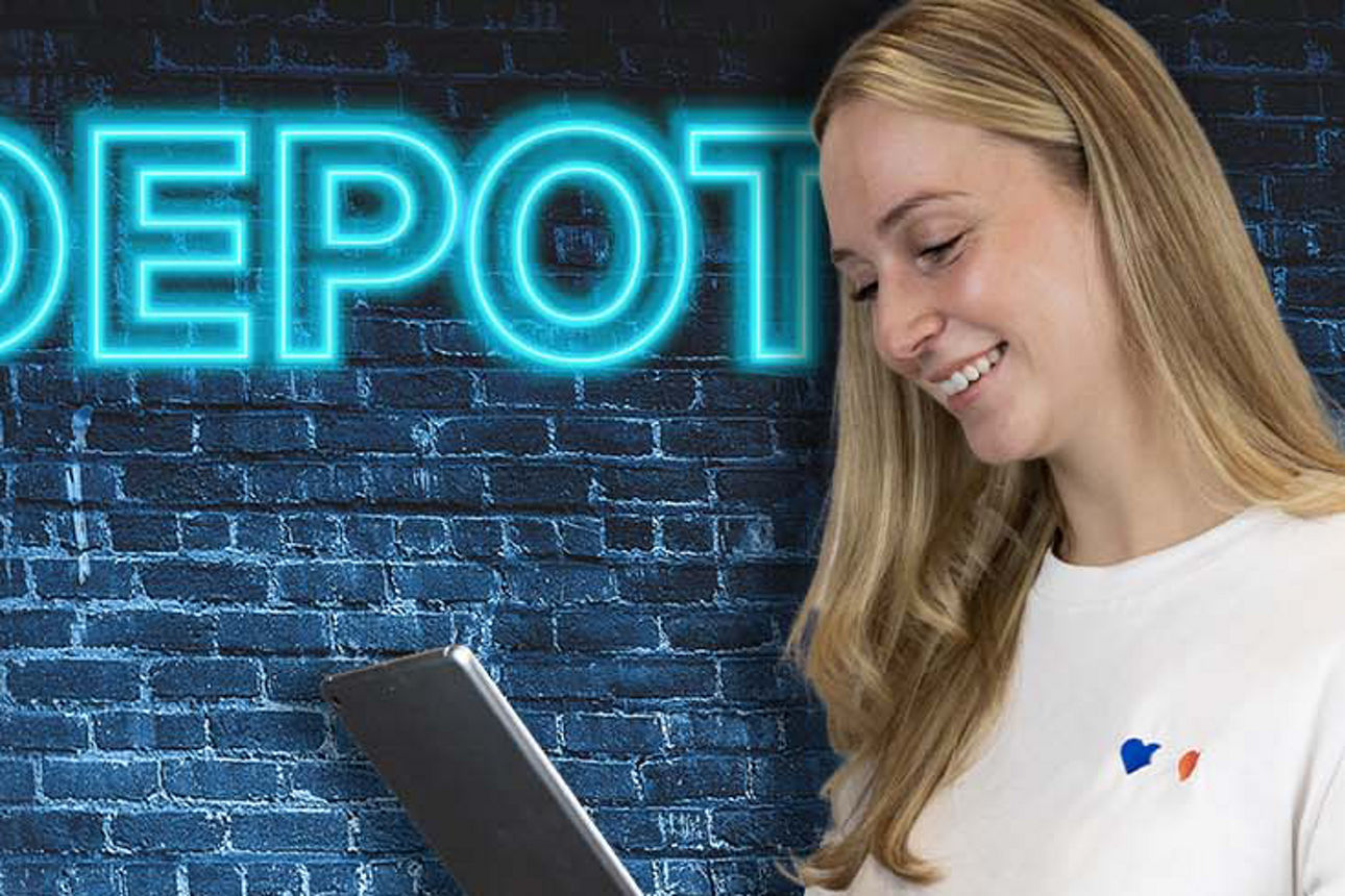 Junge Frau schaut auf ein Tablet, im Hintergrund leuchtender Schriftzug ‚meinDEPOT‘ auf blauer Ziegelwand.