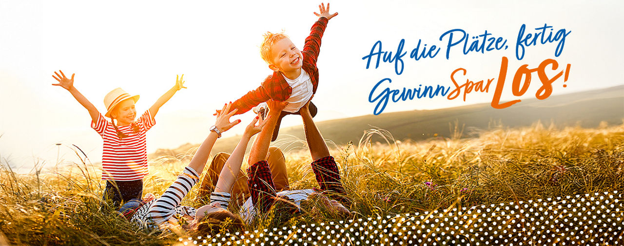 Bild einer Familie die im gras liegt. Es seht der Statz im Bild,, auf die Plätze fertig Gewinnsparlos!"