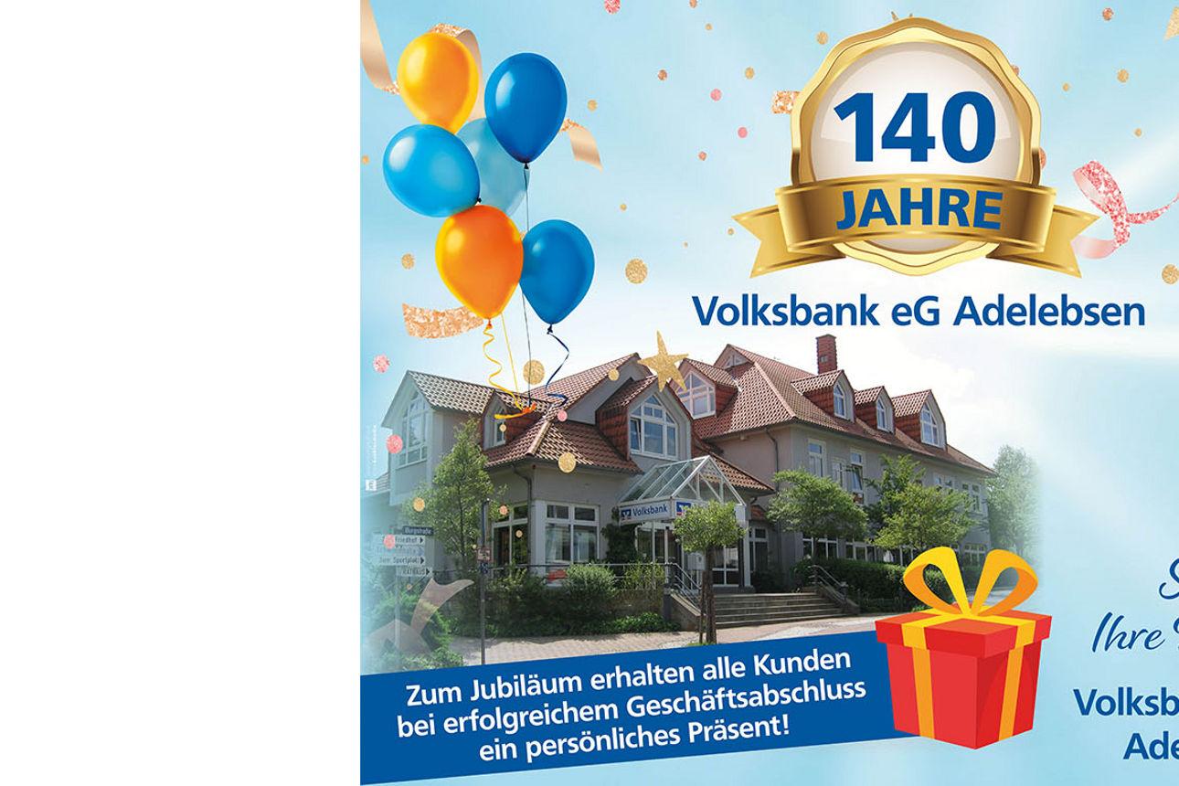 Jubiläumsgrafik „140 Jahre Volksbank eG Adelebsen“ mit Ballons, Geschenk und historischem Gebäude im Hintergrund.