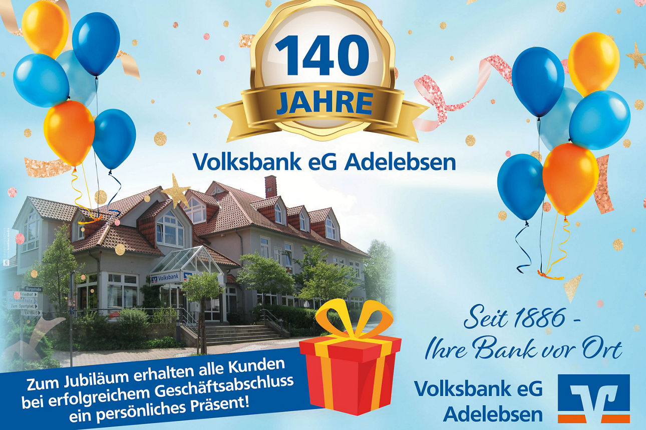 Jubiläumsgrafik „140 Jahre Volksbank eG Adelebsen“ mit Ballons, Geschenk und historischem Gebäude im Hintergrund.