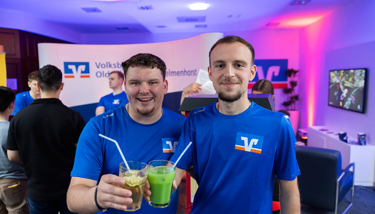 Zwei junge Leute mit einem Cocktail in der Hand