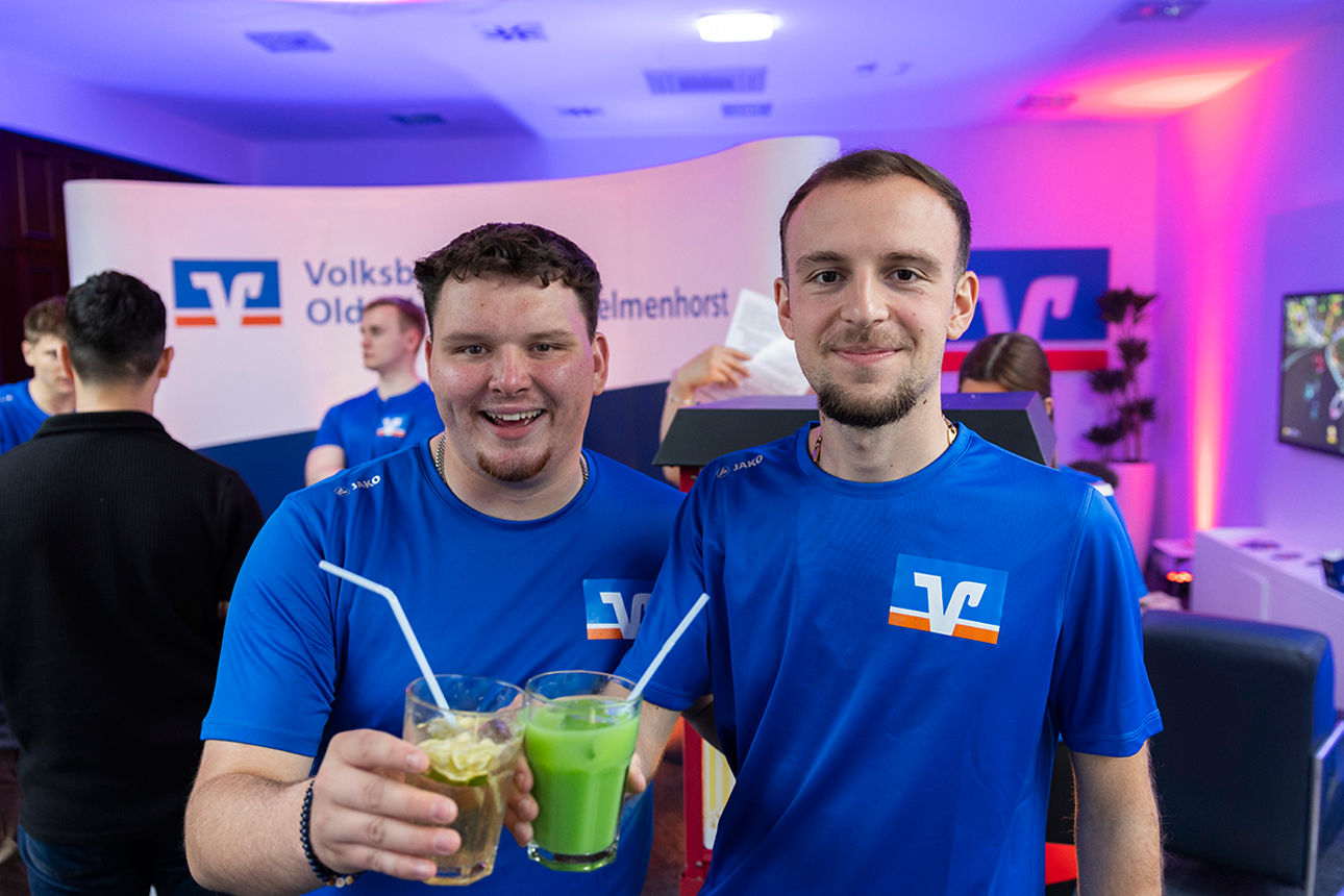 Zwei junge Leute mit einem Cocktail in der Hand