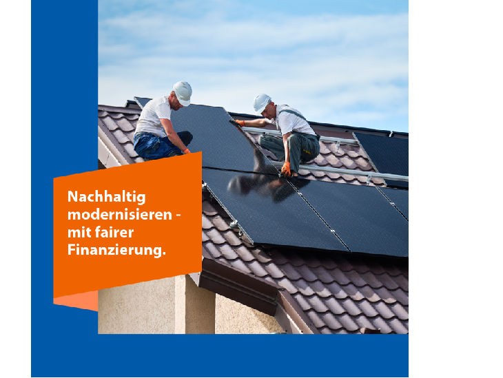 Zwei Männer auf einem Dach, die Solarpanele befestigen, und der Text "Nachhaltig modernisieren mit fairer Finanzierung"