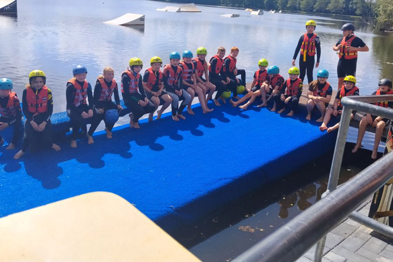 Junge Menschen am Wasserskifahren 
