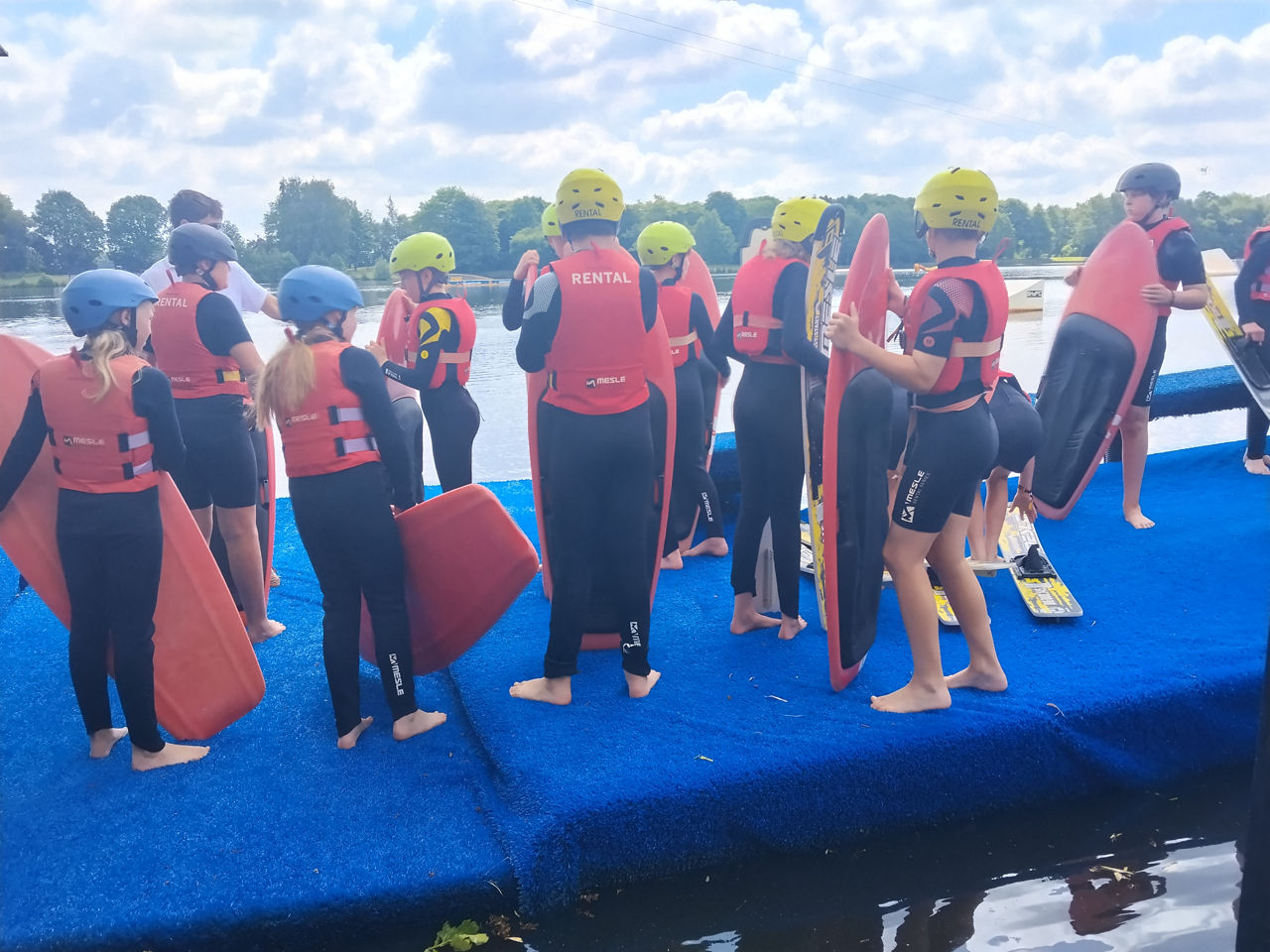 Gruppenbild aller Kinder auf der Badeplattform der Wasserskianlage