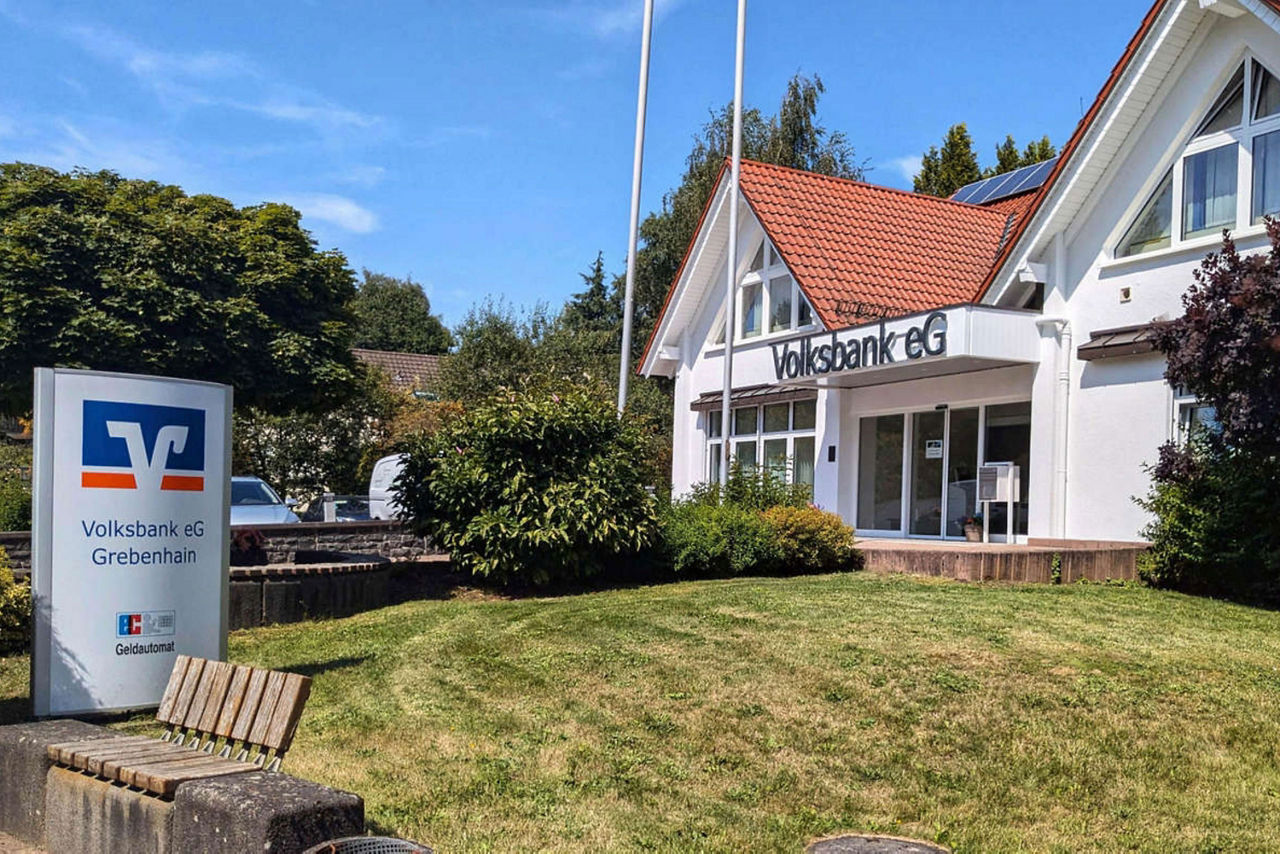 Die Hauptstelle der Volksbank eG in Grebenhain im Jubiläumsjahr.
