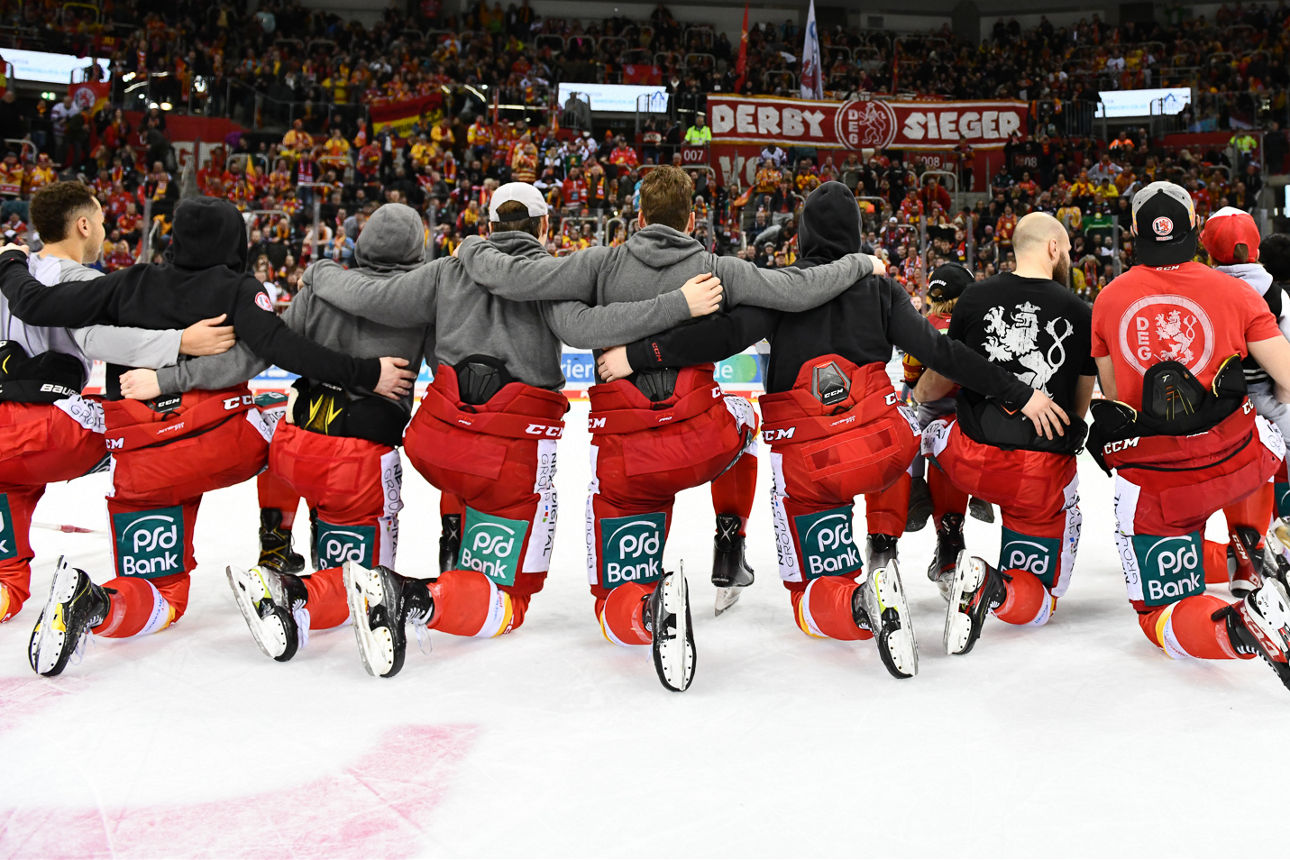 Die DEG Mannschaft feiert vor ihren Fans