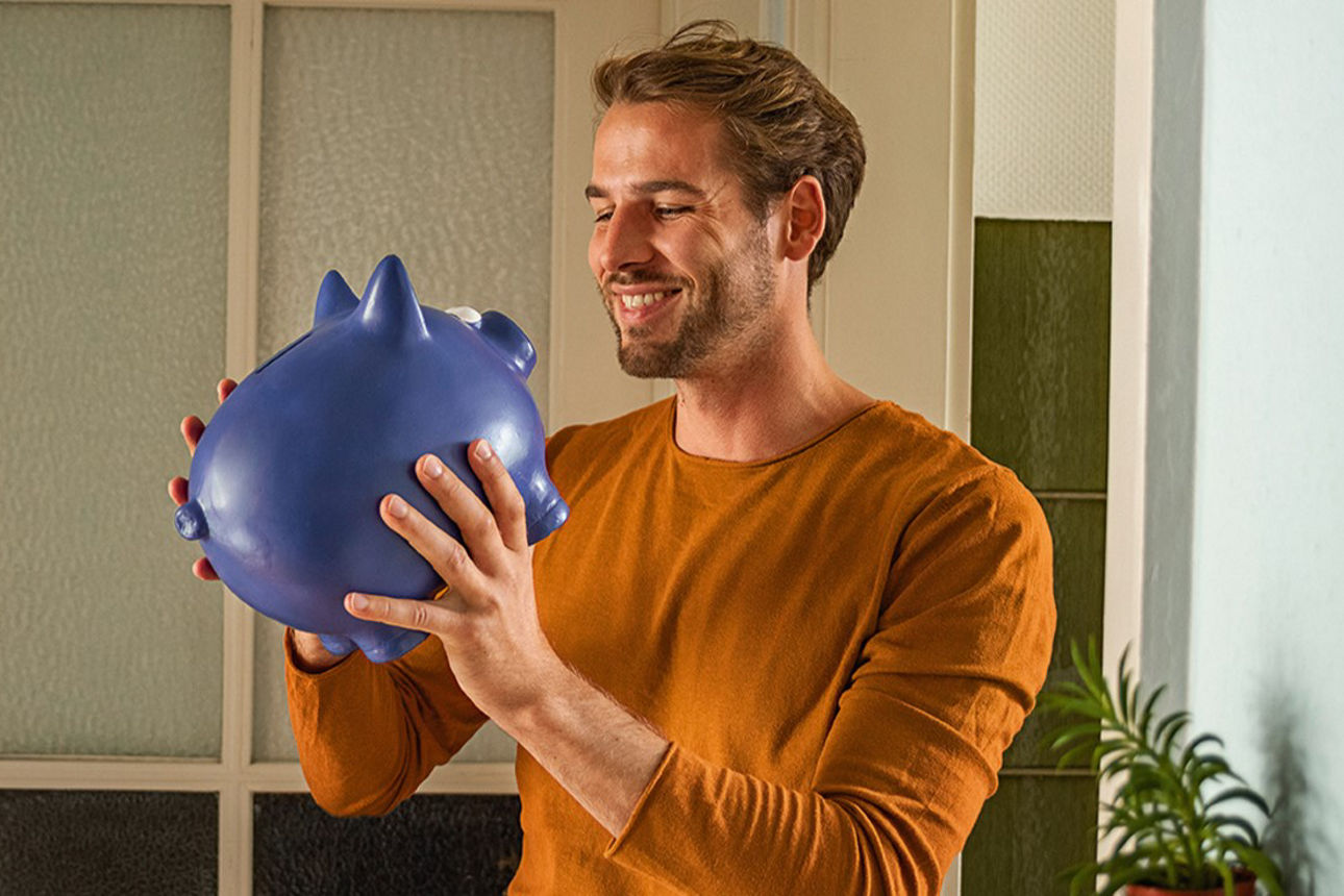 Mann mit Sparschwein