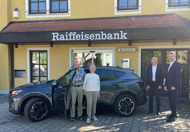 Ehepaar Poser mit neuem Auto für der Bankfiliale