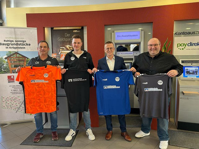 Vier Männer mit Trikot in den Händen