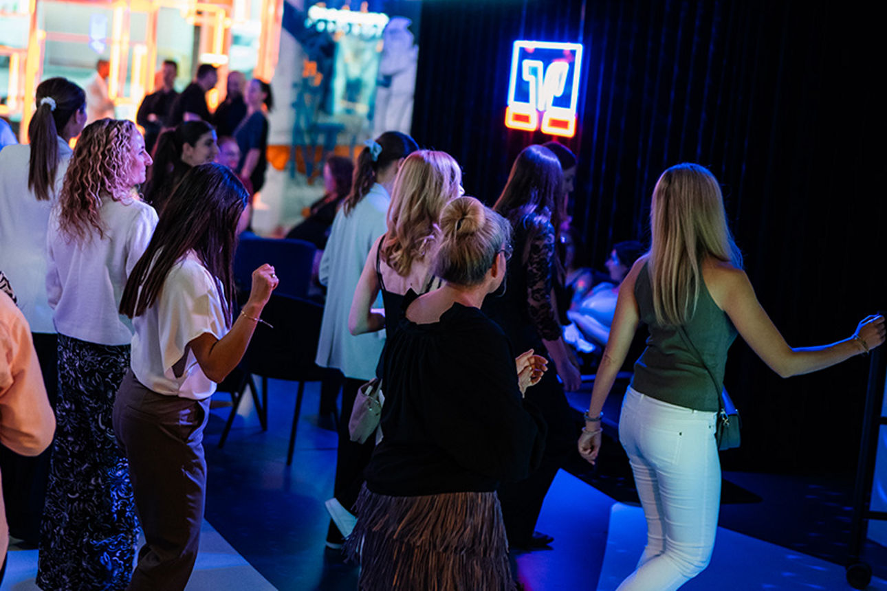Tanzende Menschen in der VR-Bar