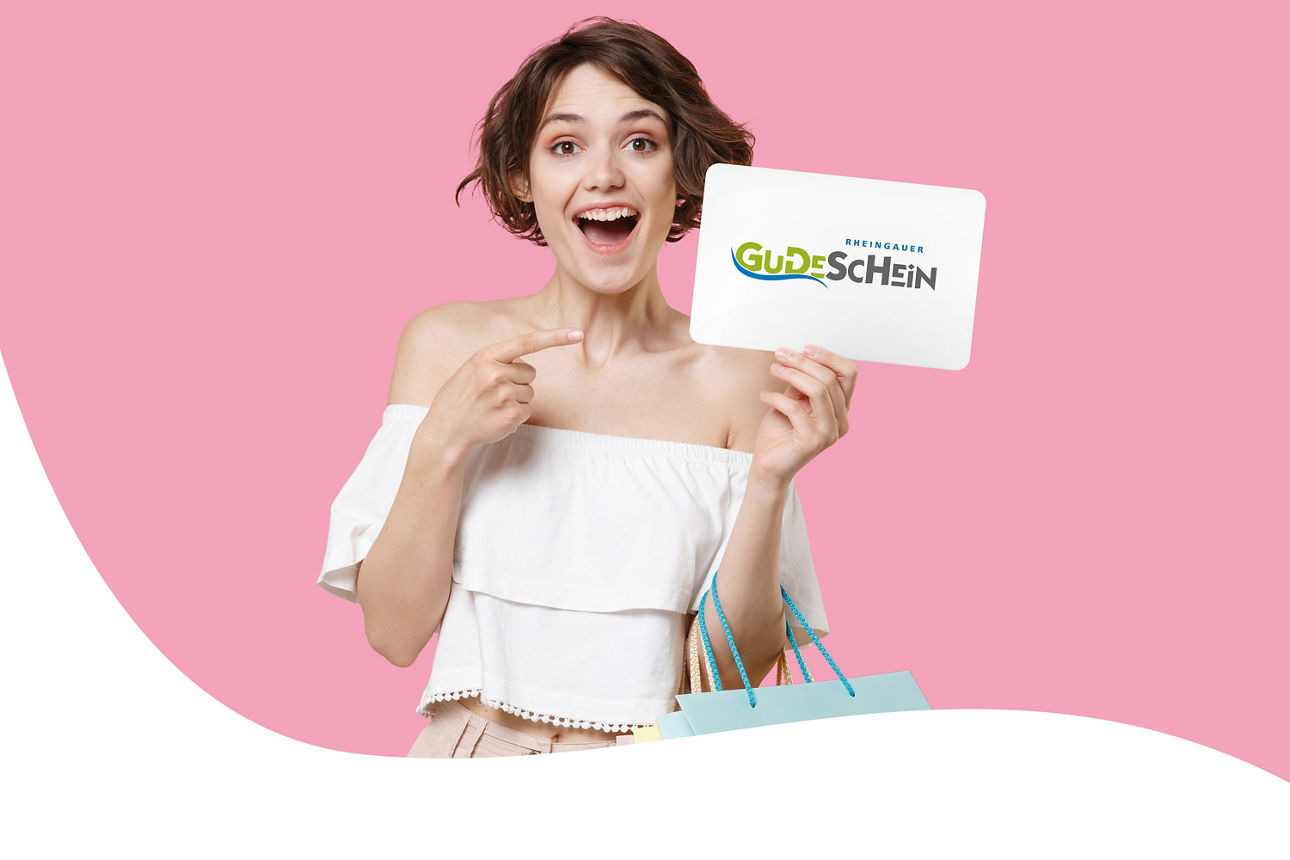 Eine Frau hält den Gudeschein in der Hand