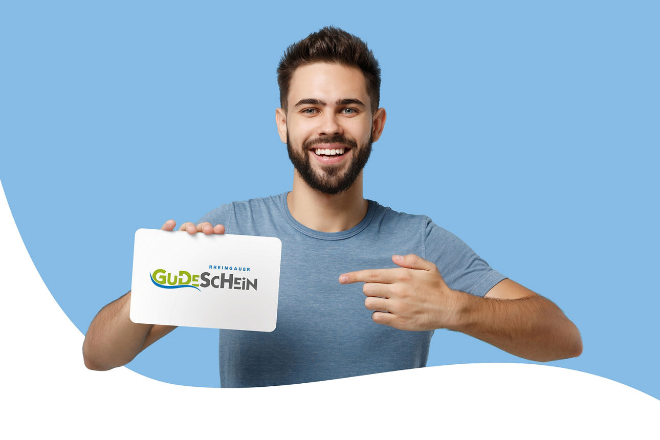 Ein Mann hält den Rheingauer Gudeschein für Firmenkunden