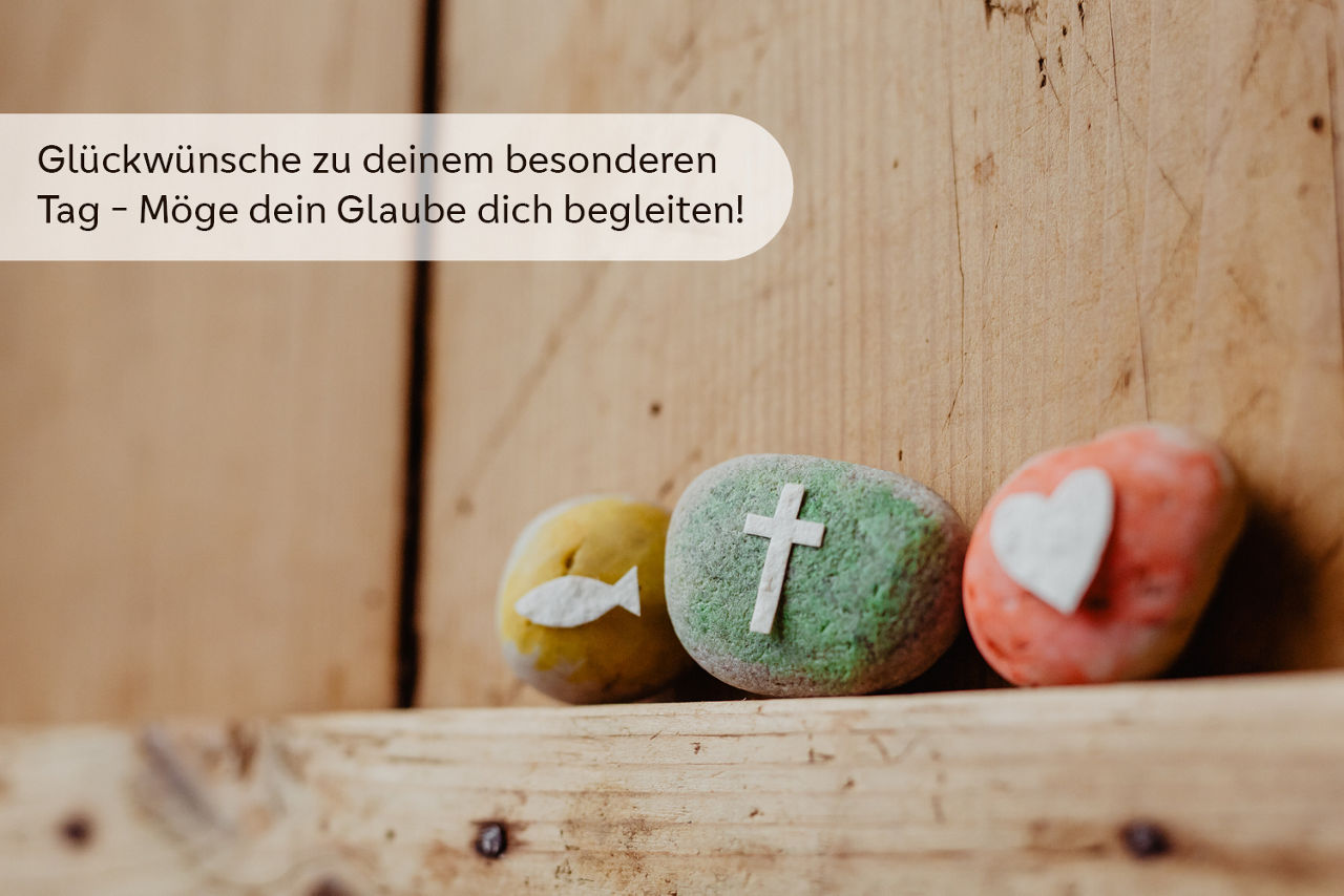 Steine auf einem Holzbalken