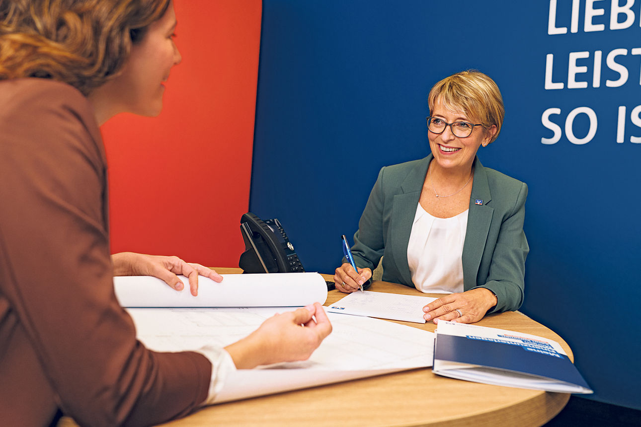 Zwei Frauen im Beratungsgespräch