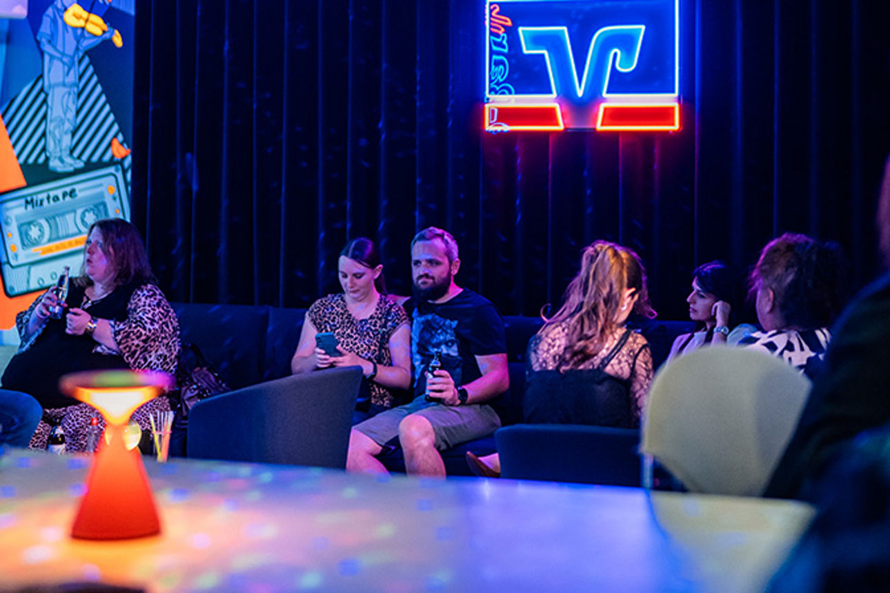 Blick hinter die Theke in der VR-Bar