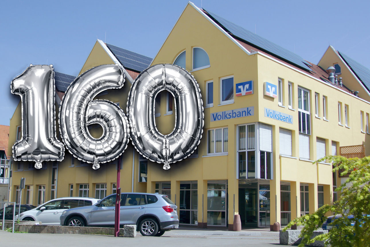 Das Gebäude der Volksbank Brenztal, im Vordergrund die Zahl 160 in silbernen Luftballons.