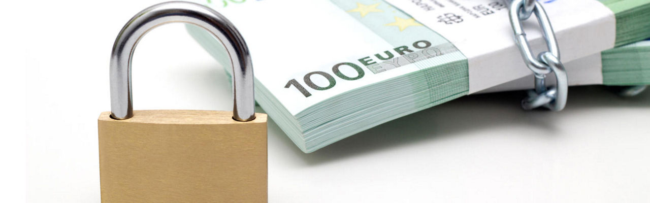 Ein Vorhängeschloss, das auf einem Stapel von Euro-Banknoten ruht