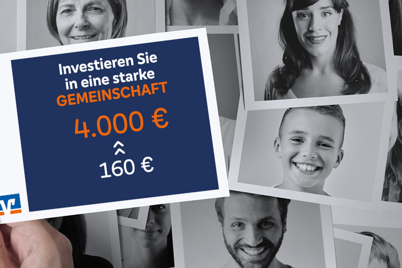 Porträts diverser Menschen, vorne eine Hand hält eine Postkarte mit Aufschrift jetzt Mitgliedsanteile erhöhen