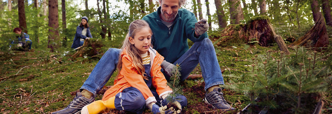 Kinder rennen durch den Wald