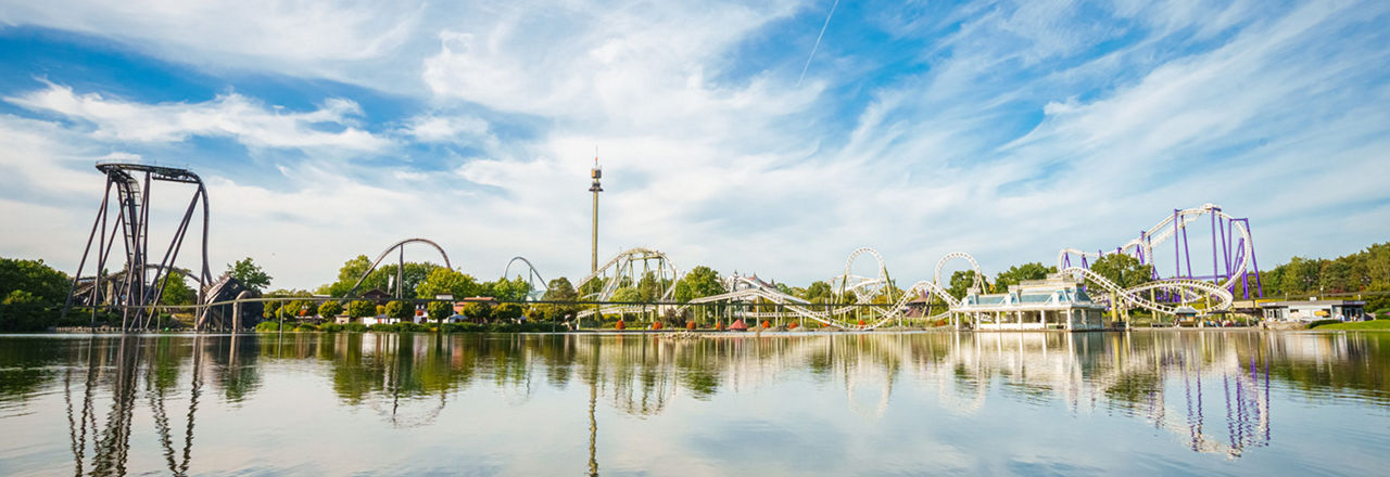 Bild (c) Heide Park, 2025 - Überblick über den Park mit vielen Achterbahnen im Vordergrund ein See