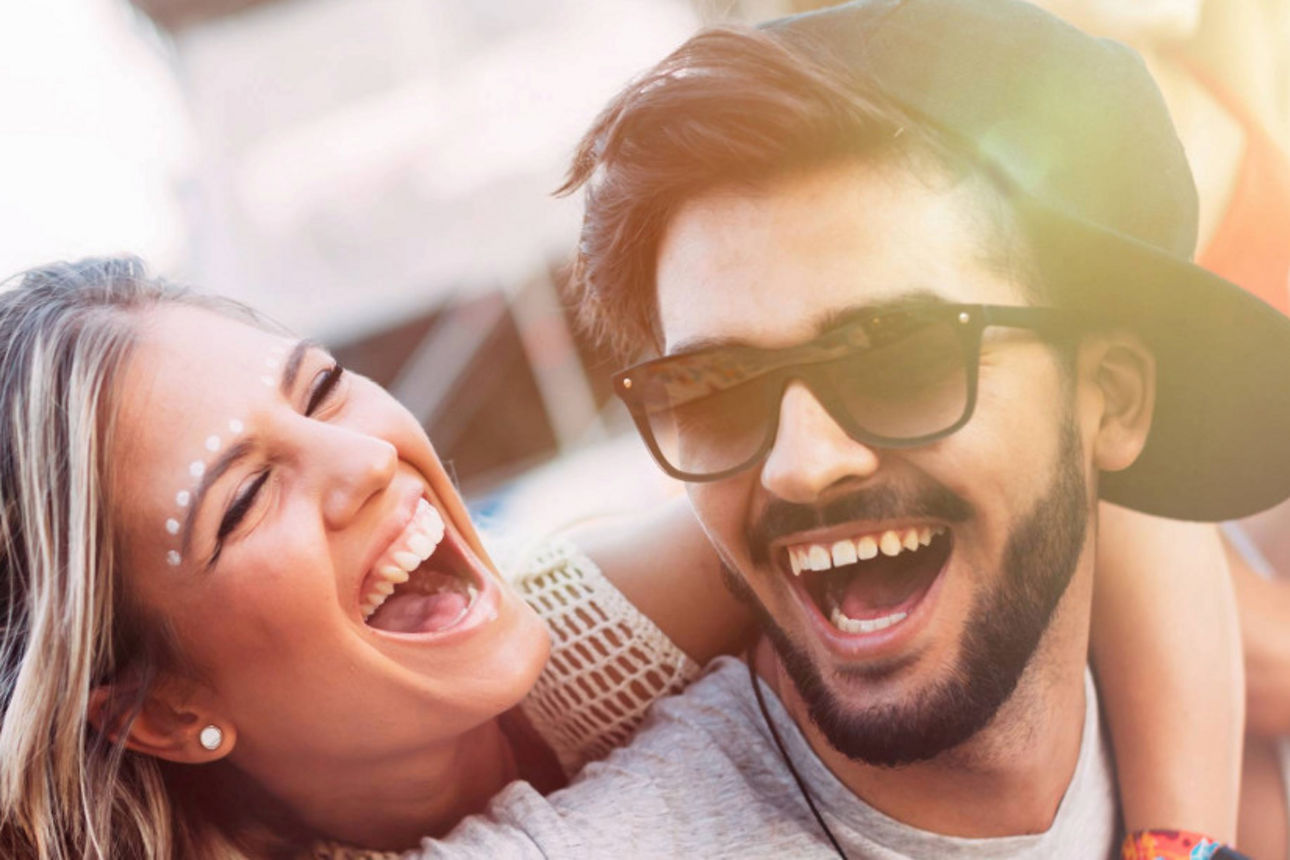 drei Personen, die feiern