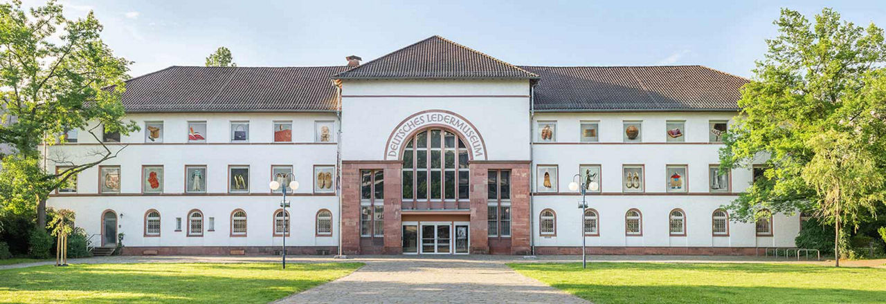 Außenansicht des Ledermuseums Offenbach