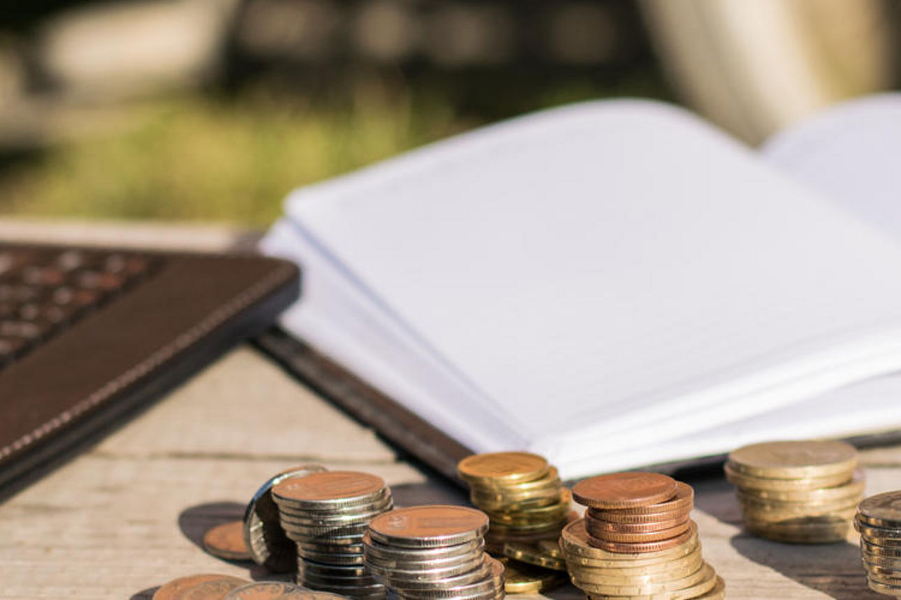 Bild mit Farbeimbern und Laptop mit Keyboard