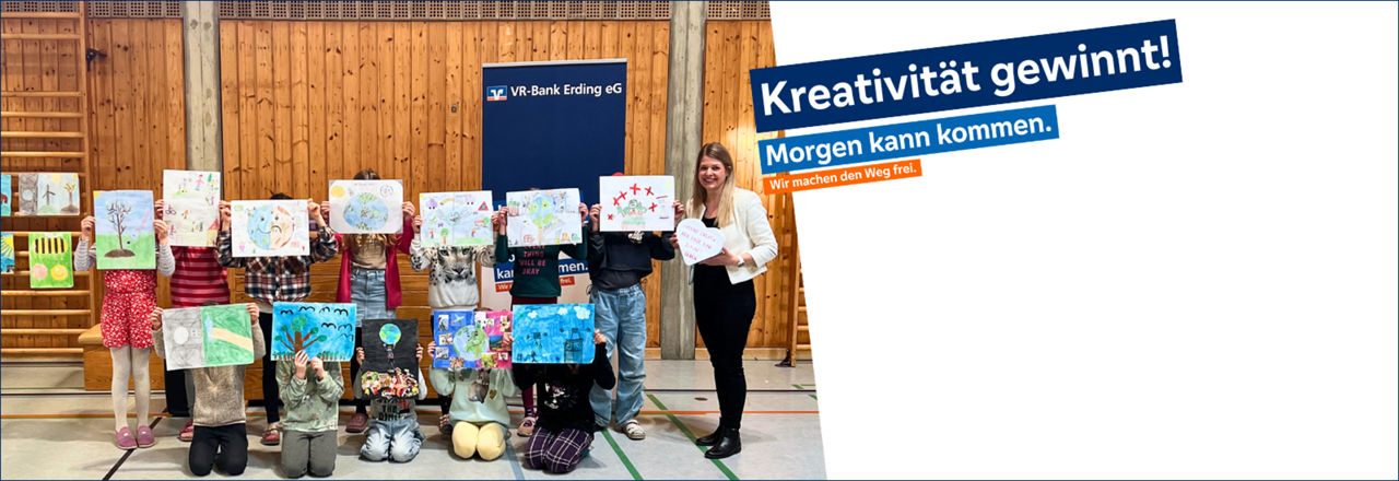 Eva Deuter (l.), Mitarbeiterin Marketing VR-Bank Erding eG, bei der Preisverleihung in der Grund- und Mittelschule Isen.