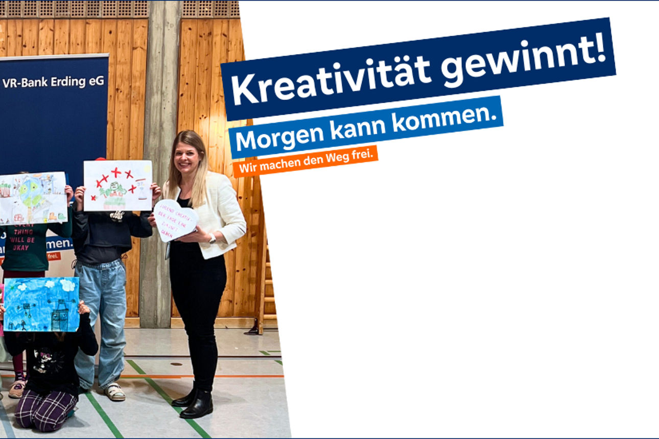 Eva Deuter (l.), Mitarbeiterin Marketing VR-Bank Erding eG, bei der Preisverleihung in der Grund- und Mittelschule Isen.