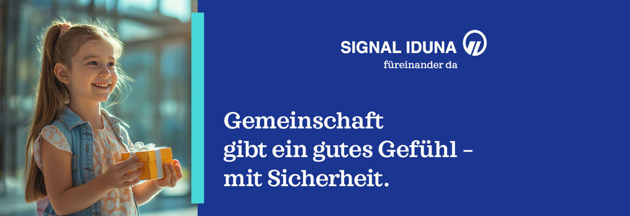 Ein Mädchen mit einem Geschenk in der Hand