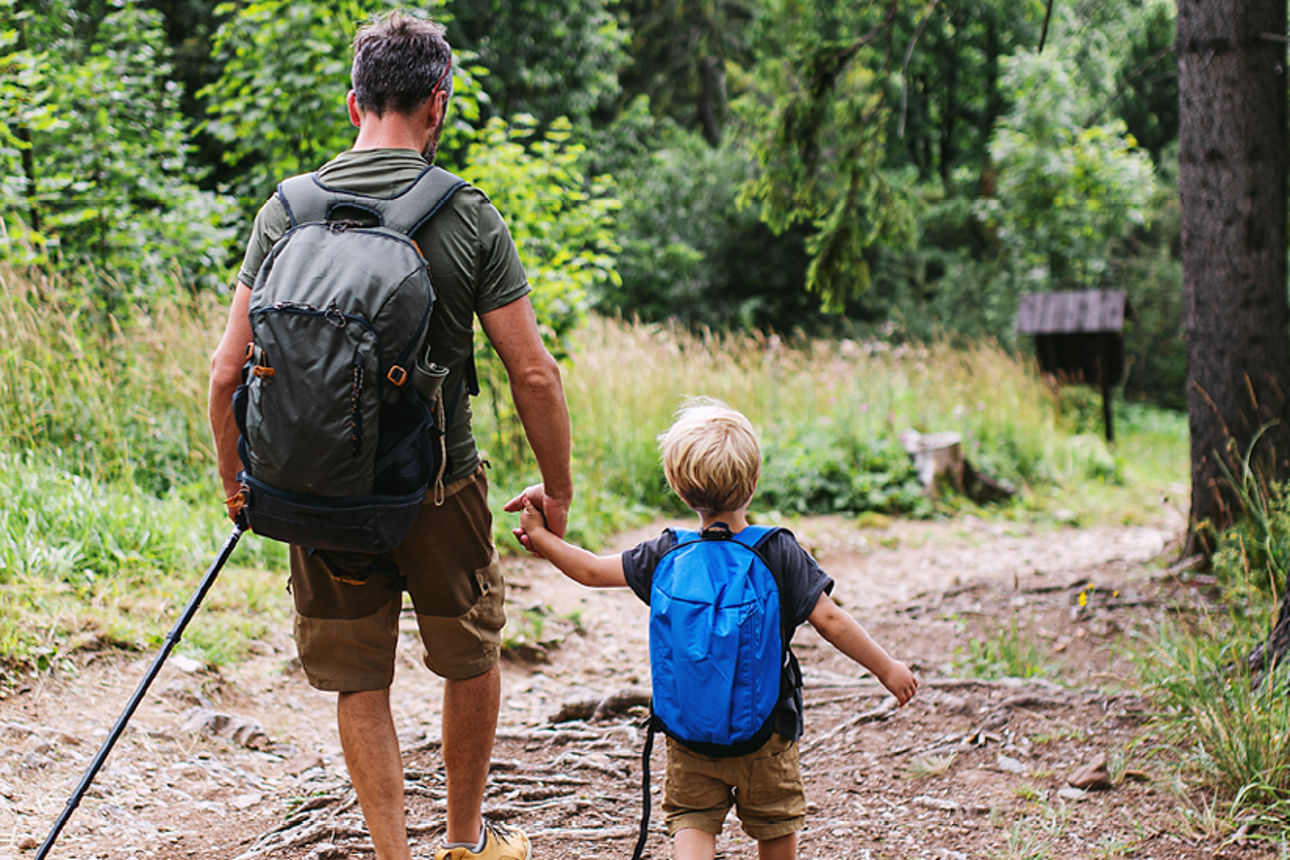 Mann mit sohn im wald