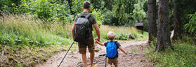 Mann mit Sohn im Wald