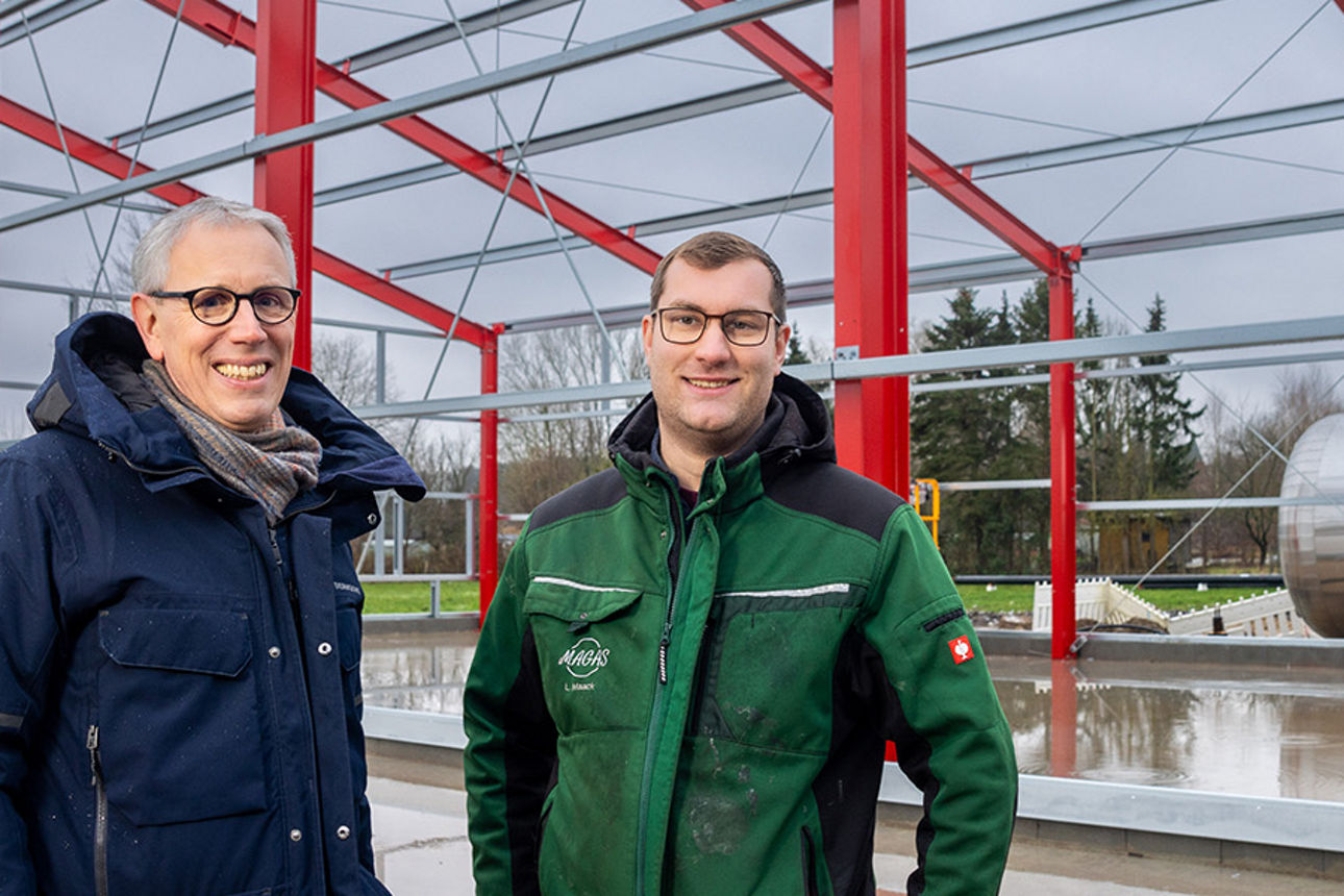 Nils Peters und Lucas Maack vor Pufferspeicher Nils Peters und Lucas Maack vor Pufferspeicher