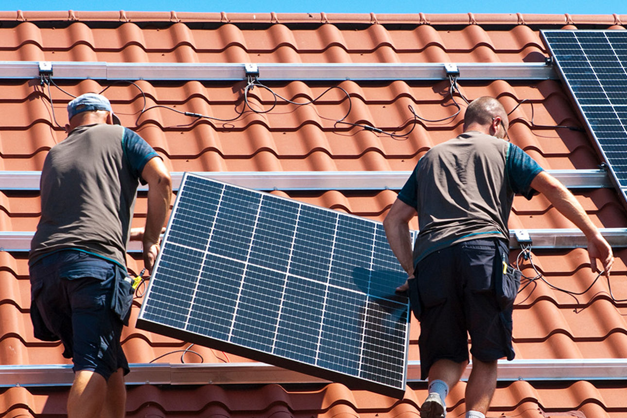 Montage einer  Photovoltaikanlage auf einem Hausdach
