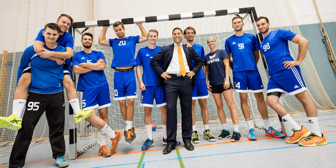 Gruppenbild von Handballern vor einem Tor