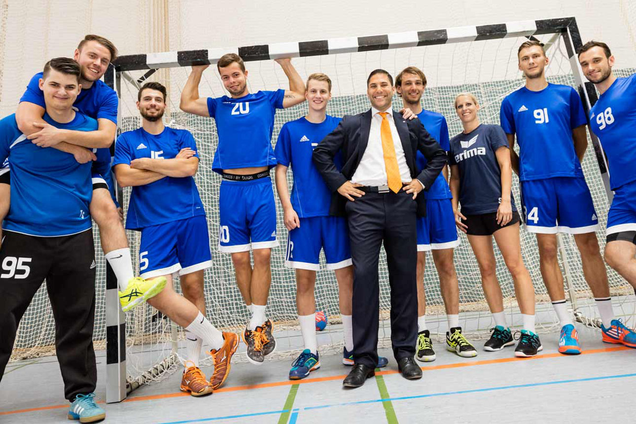 Gruppenbild von Handballern vor einem Tor