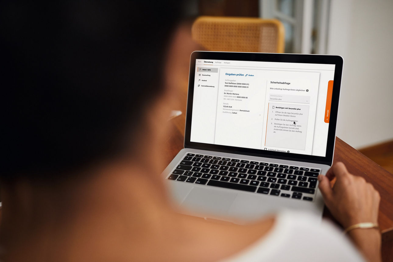 Mit Blick über die Schulter einer Frau: Laptop mit offener Secure Go Plus Freigabe