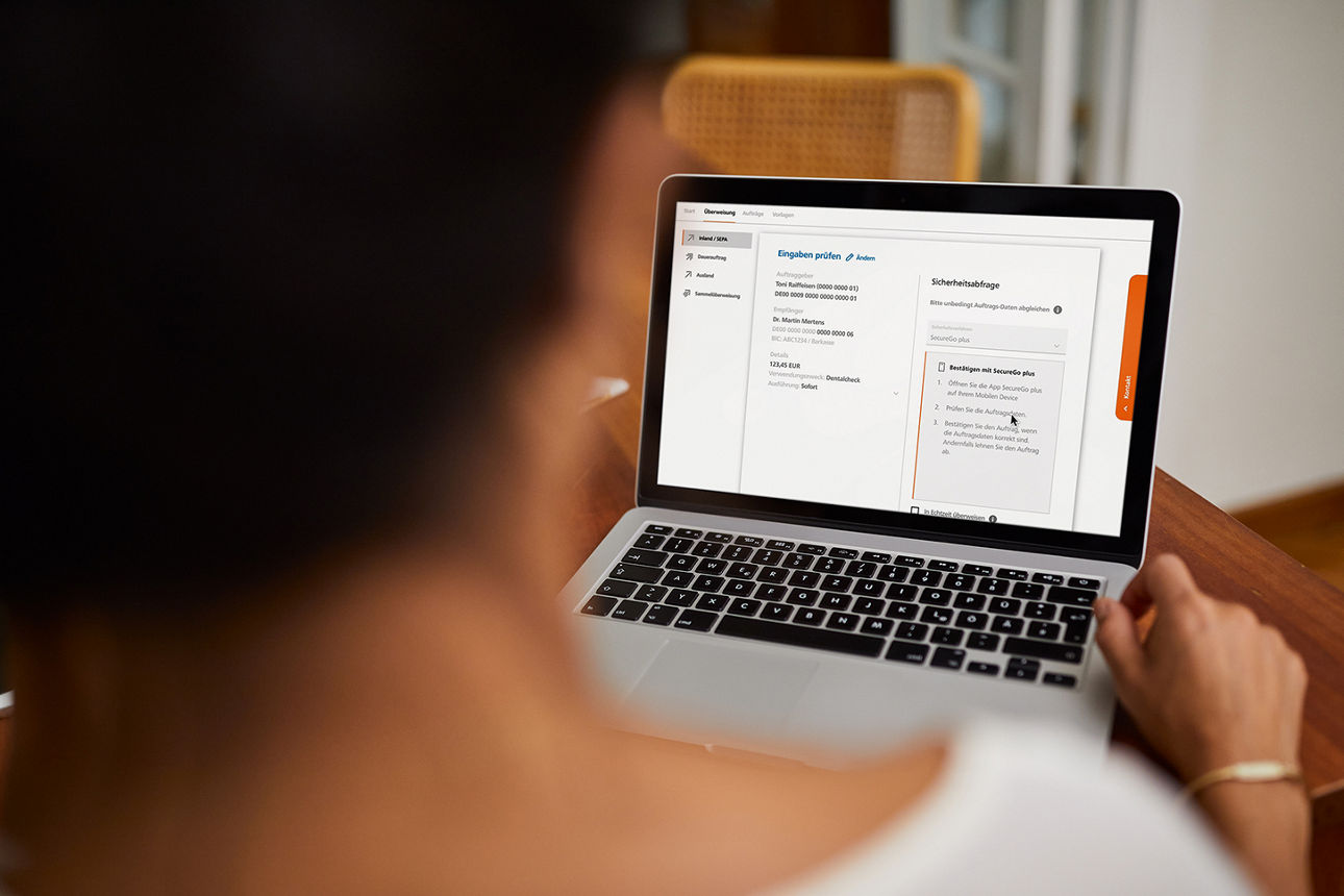 Weiblicher Hinterkopf vor Laptop