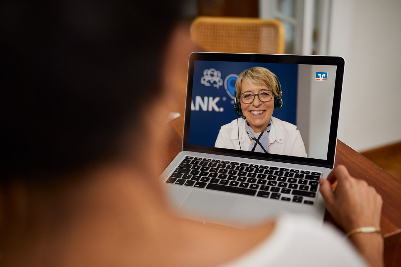 Frau mit Laptop vor sich in einer Videoberatung der Volksbank