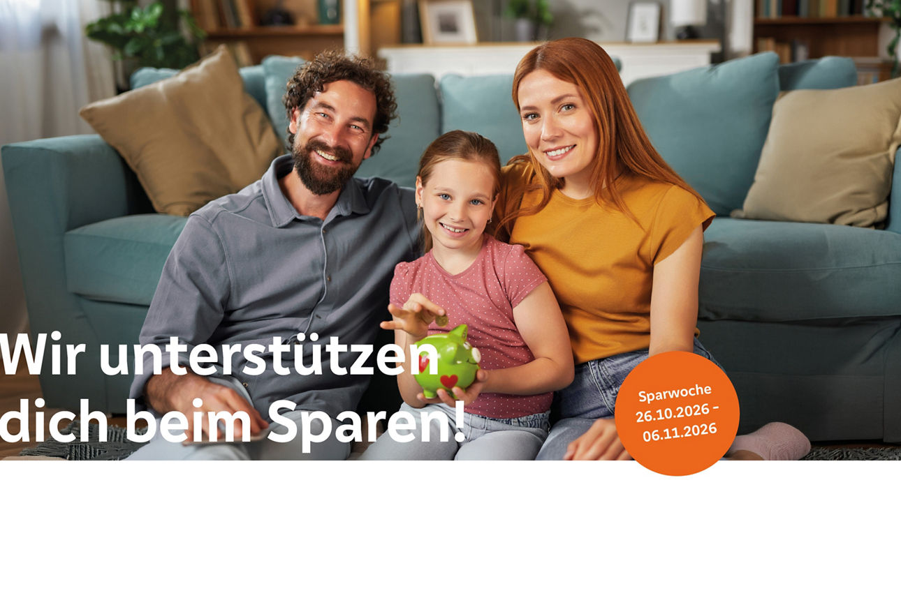 Werbegrafik zum Sparen mit zwei Erwachsenen und einem Kind vor einem Sofa.