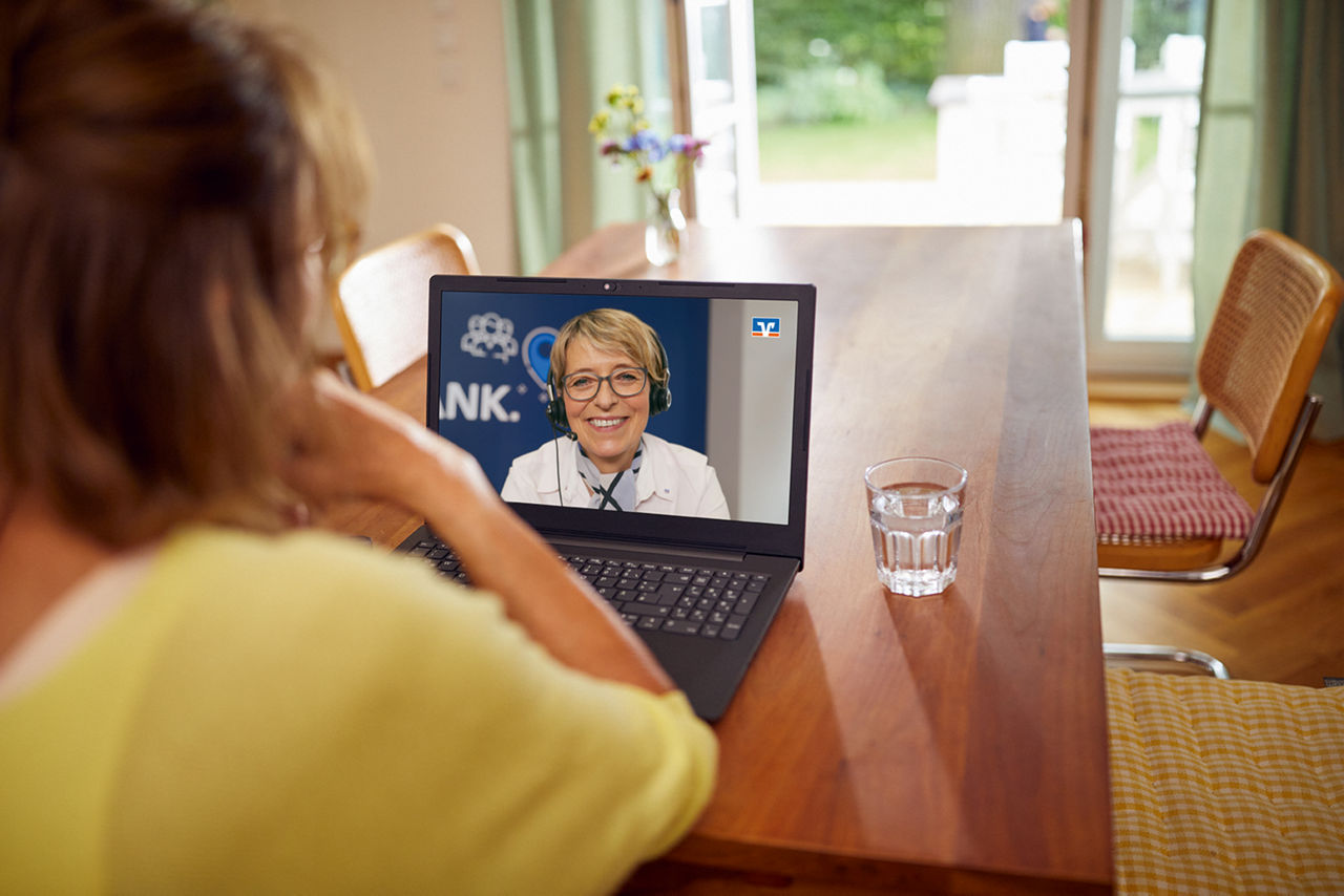 Frau sitzt am Laptop und macht eine Video-Beratung