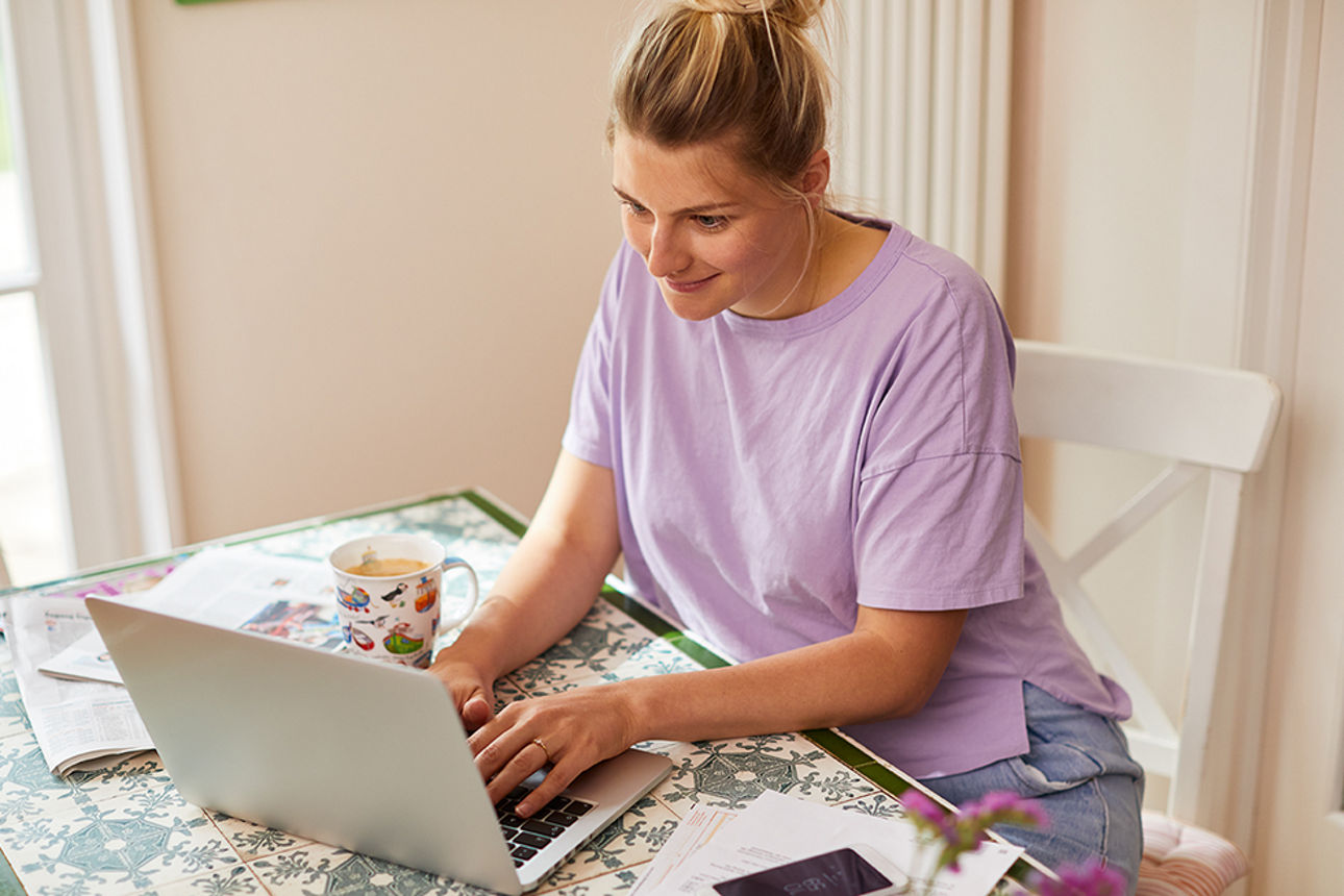 Junge Frau vor ihrem Laptop