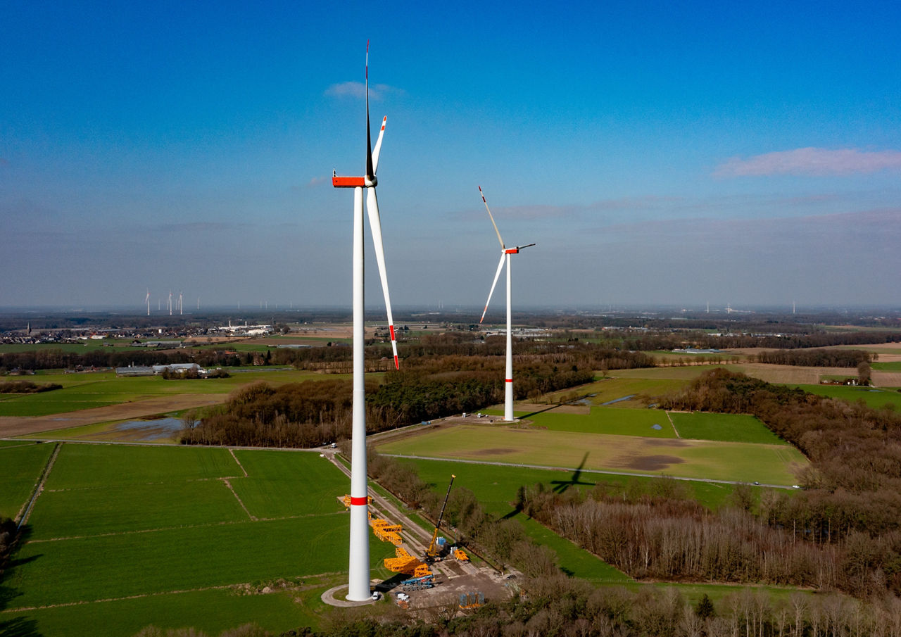 Zwei Windräder auf freiem Feld am Niederrhein