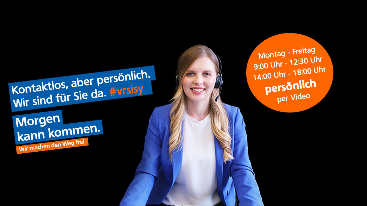 Eine Frau trägt ein Headset und lächelt freundlich in die Kamera