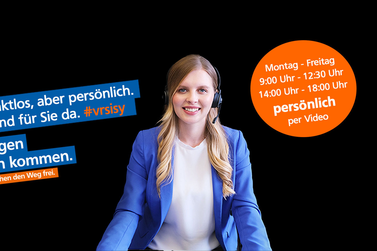 Eine Frau trägt ein Headset und lächelt freundlich in die Kamera