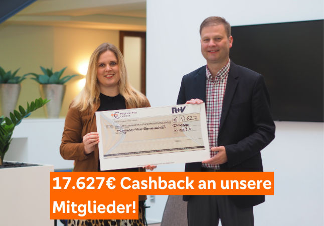 R+V Mitarbeiter präsentieren Check
